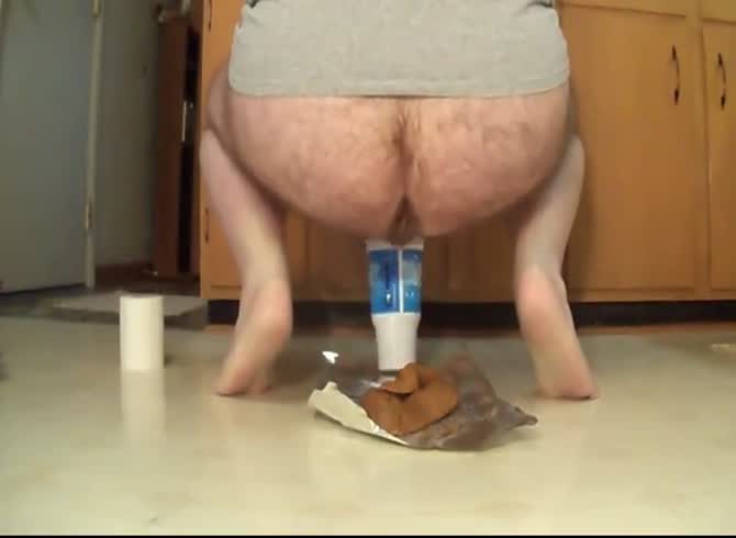 Video :Gay dropping his own shit on the floor